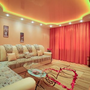 Натяжные потолки в зал: Современное решение для стильного интерьера